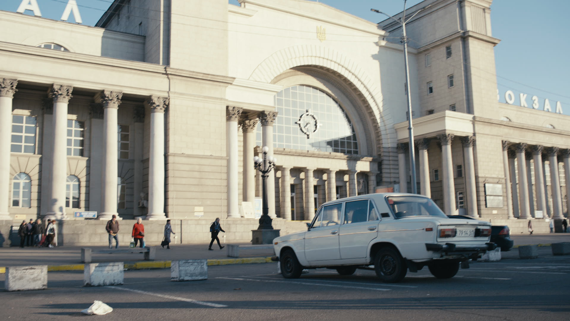 Keyframe: A004C015_220413E8