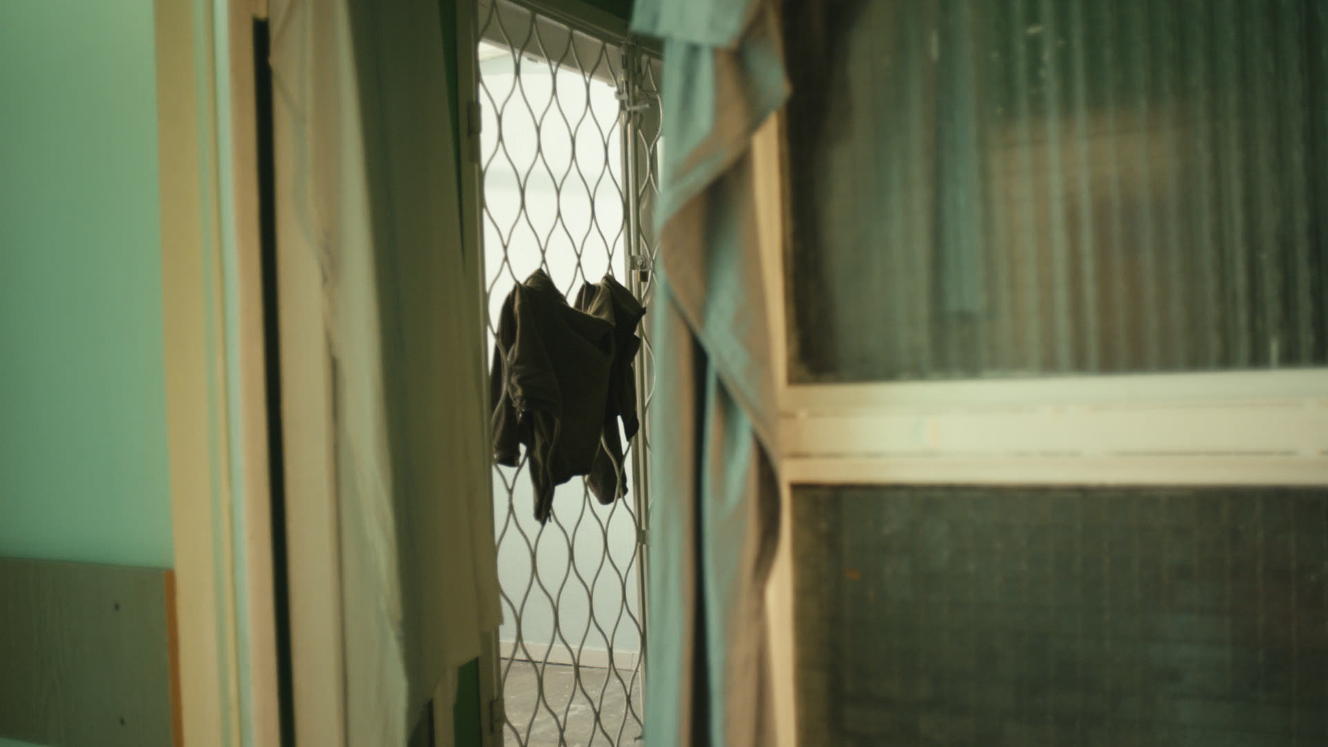 Keyframe: A013C028_220415NR