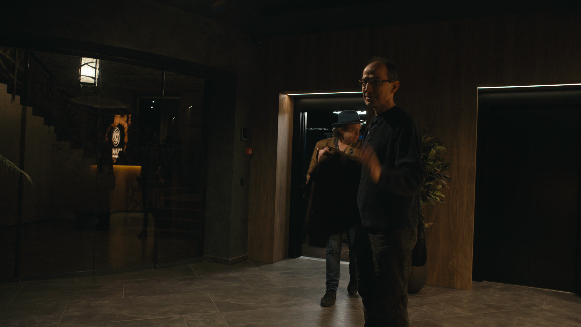 Keyframe: A025C014_220417Q6