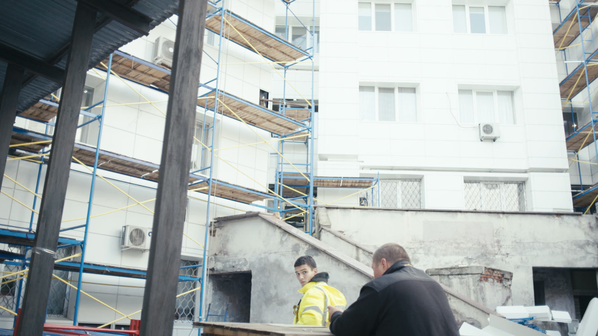 Keyframe: A026C021_22041882