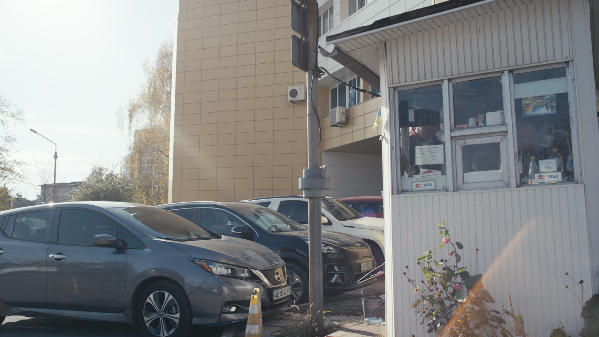 Keyframe: A026C026_220418HJ