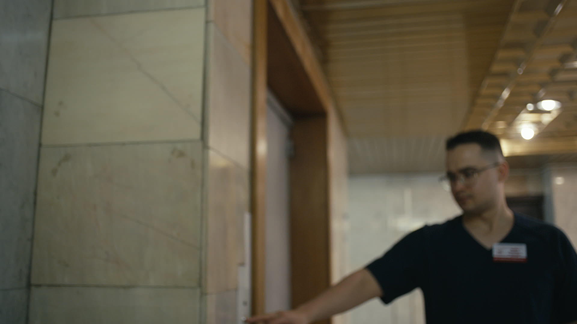 Keyframe: A031C006_2204195V