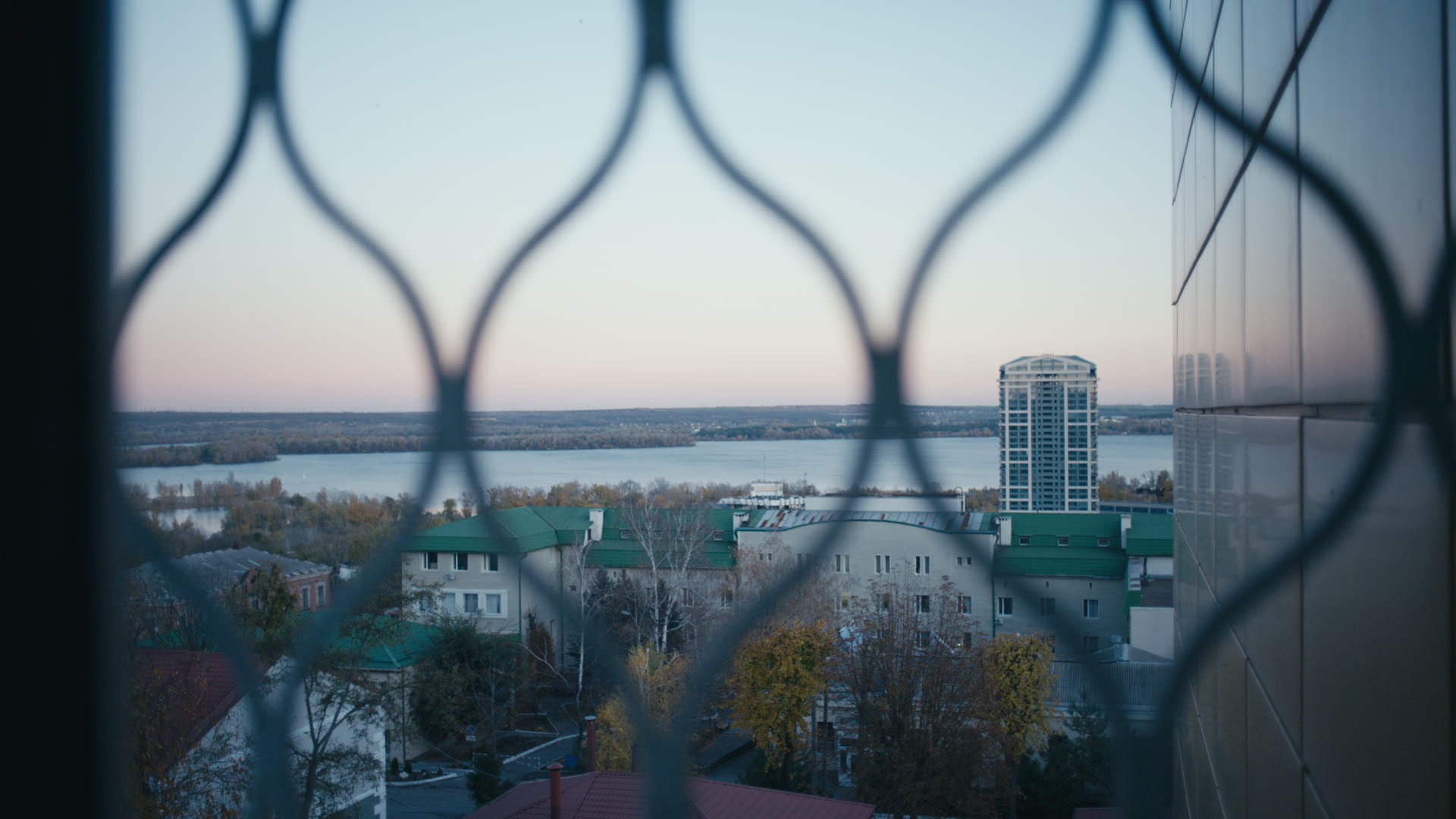 Keyframe: A032C012_220419FP