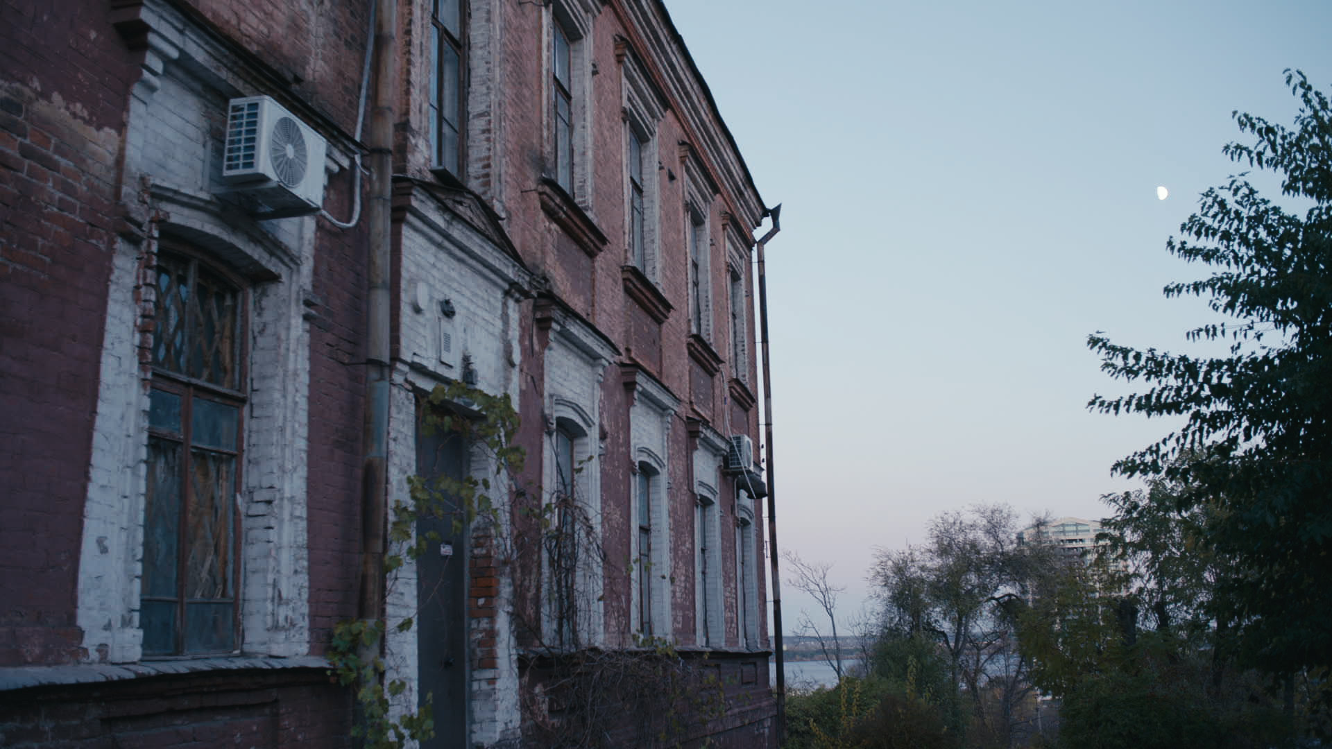 Keyframe: A032C022_220419SH