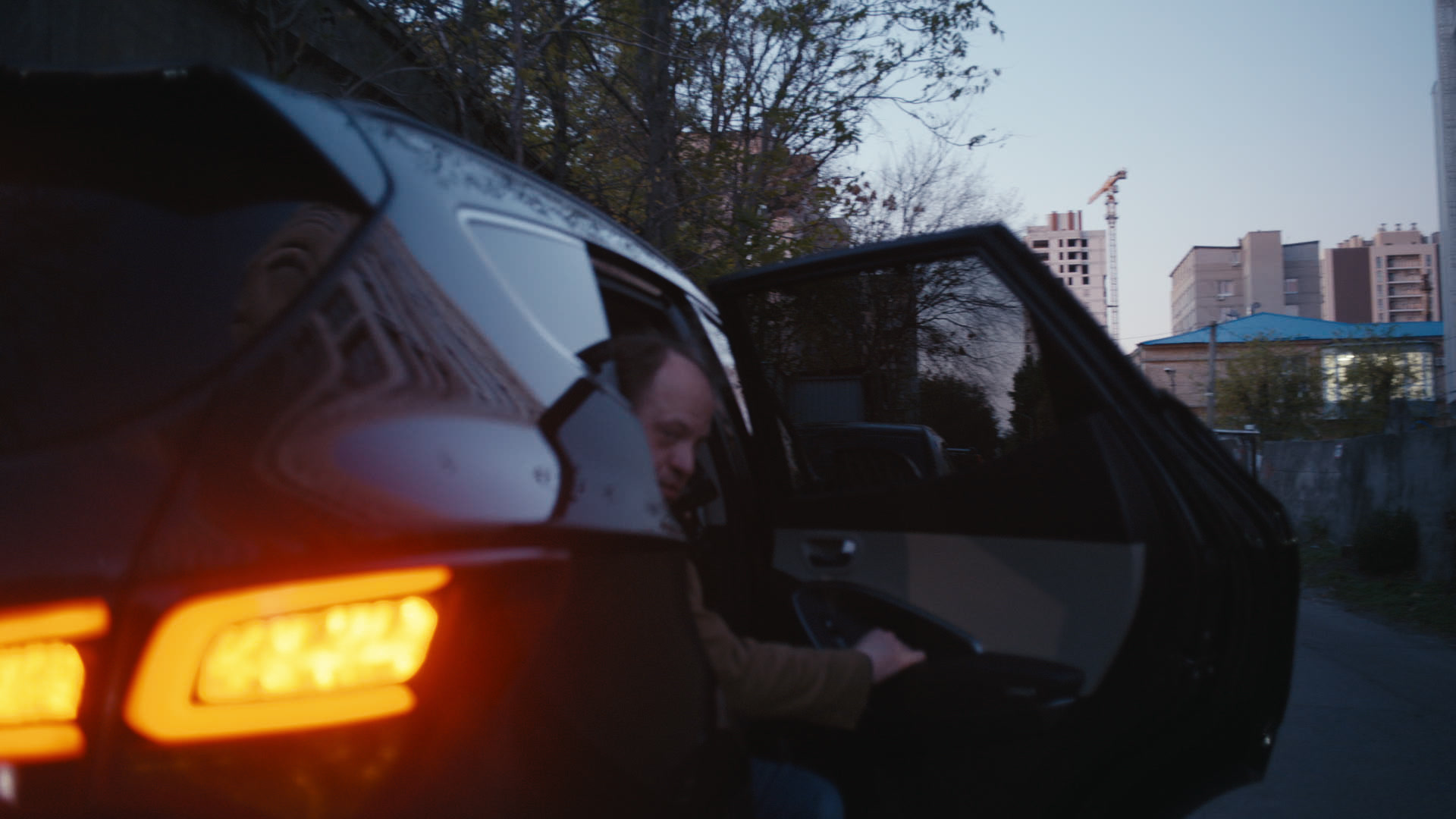 Keyframe: A032C027_220419TH