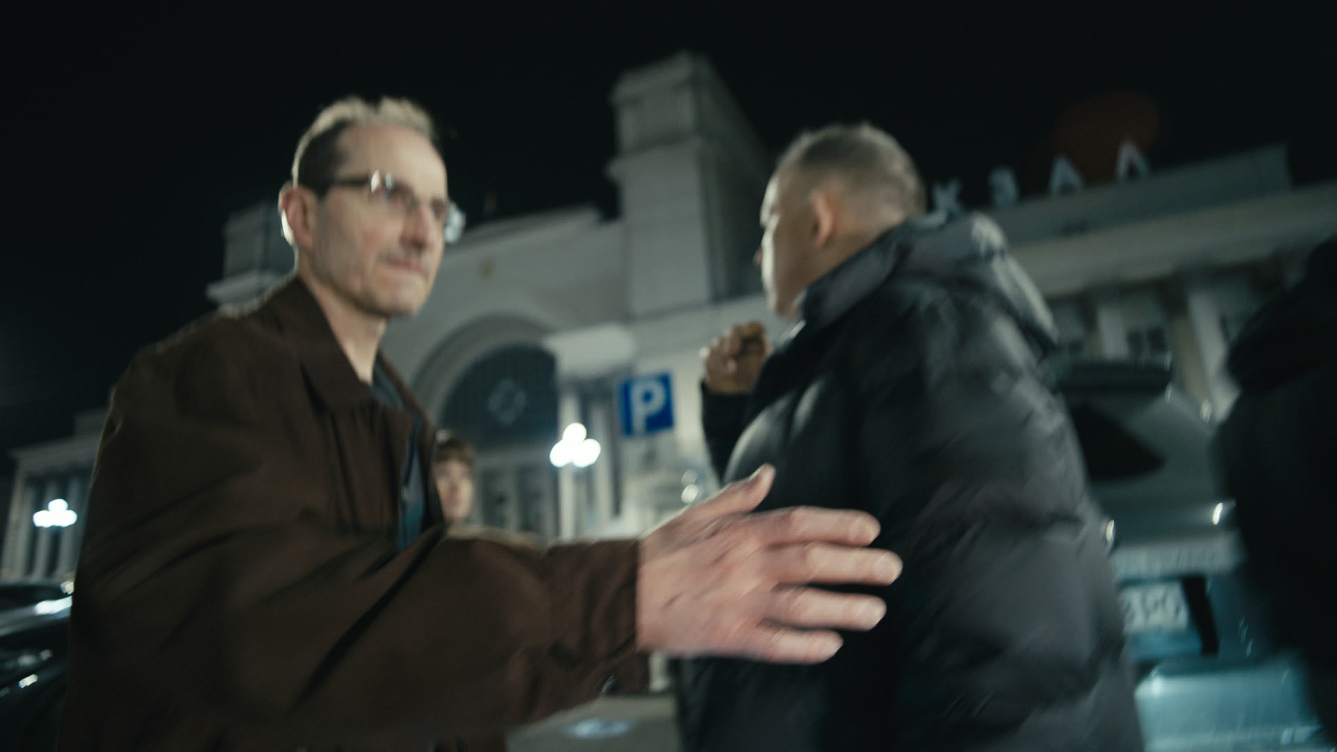 Keyframe: A034C005_220419IF