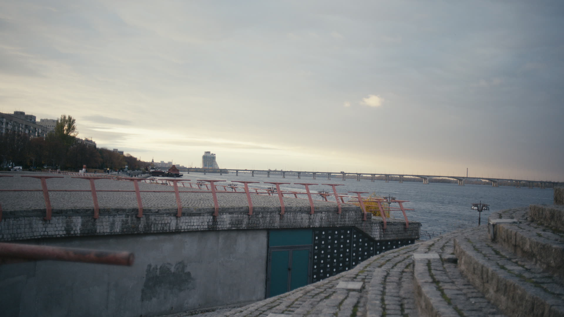 Keyframe: A037C038_220420OK