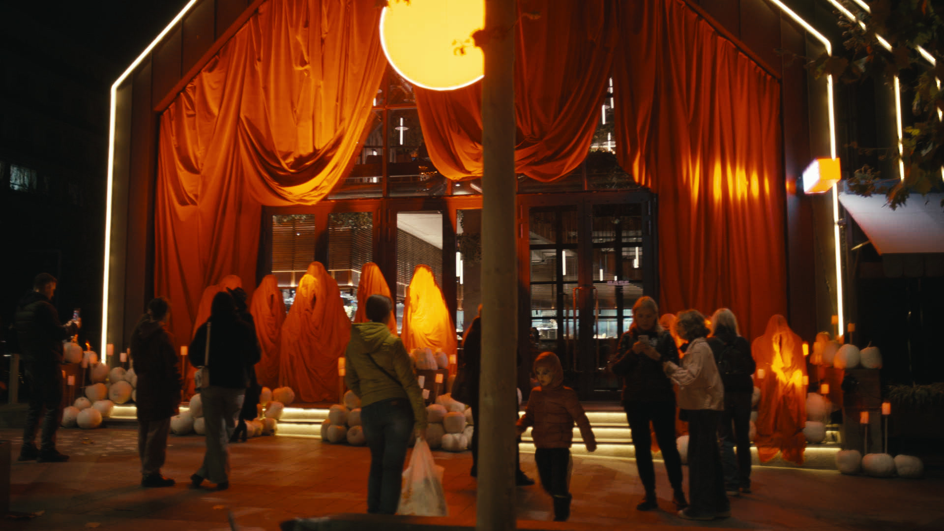 Keyframe: A038C014_220420NY