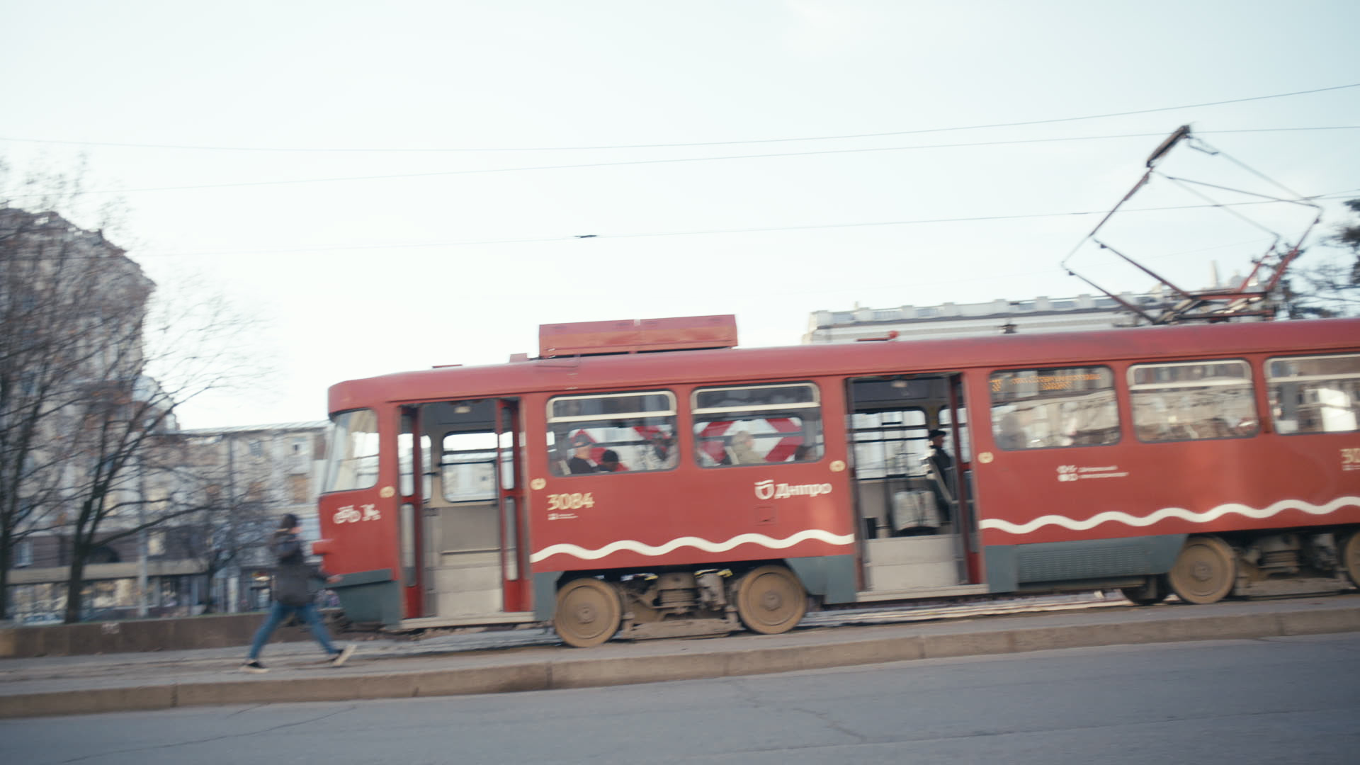 Keyframe: A040C027_220421SR