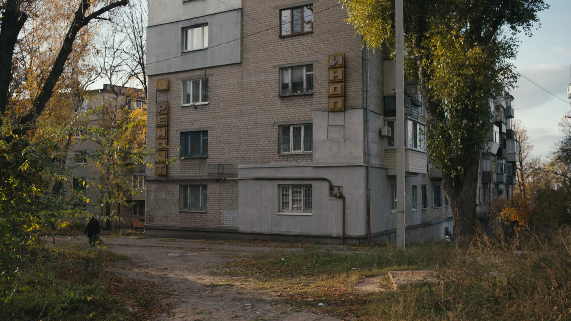 Keyframe: A040C051_220421HZ