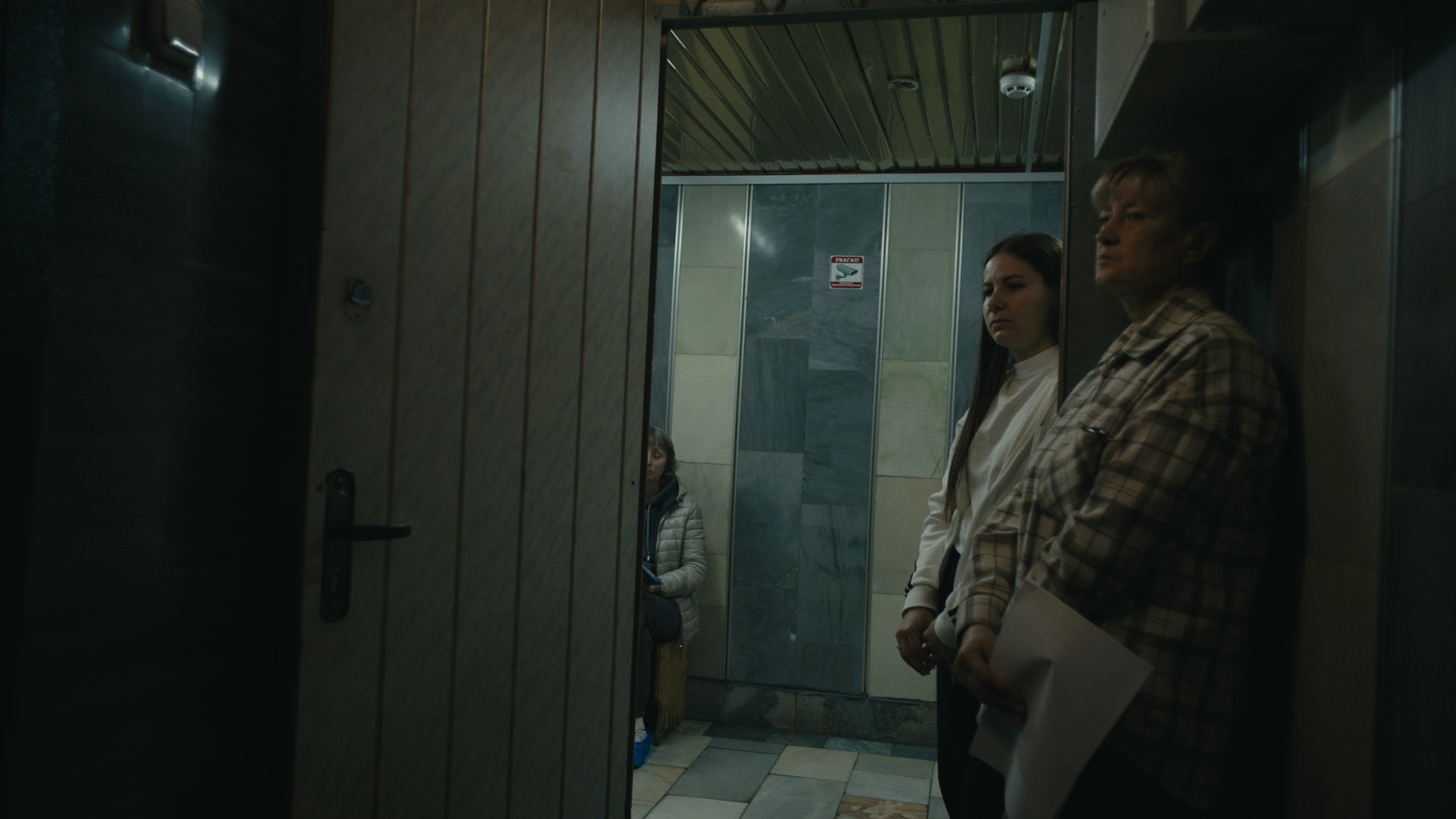 Keyframe: A044C015_220422IK