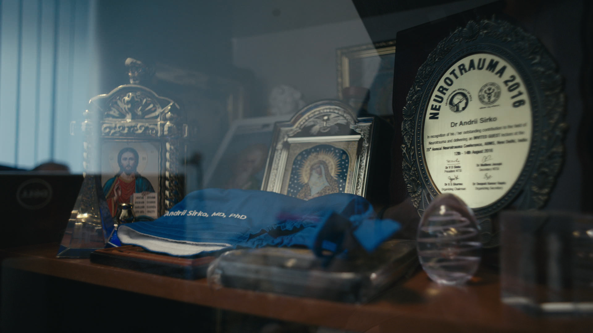 Keyframe: A044C016_2204225I